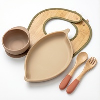 Ensemble d'alimentation pour bébé en silicone écologique OEM, tons terre, sans BPA, avec bol à ventouse, assiette, bavoir en bambou et ustensiles en bois naturels pour tout-petits