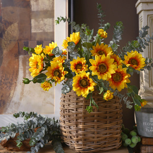 ดอกทานตะวันประดิษฐ์สีเหลืองส้มจาก Yihua Floral Art จัดดอกไม้ผ้าไหมสำหรับตกแต่งบ้านและห้องนั่งเล่น - Product Image 1