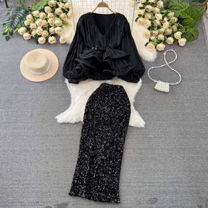 Ensemble décontracté pour femme : Blouse élégante à manches longues, col en V et ourlet à volants, et jupe à sequins taille haute - Product Image 4