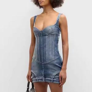 Robes en jean en gros pour femmes, sexy, à fines bretelles, vintage, délavées, mini, moulantes, avec patchs en jean, pour l'été - Product Image 1