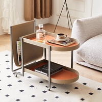 Chariot à roulettes avec cadre en métal, design à double couche avec panneau arrière en cuir de selle, chariot roulant pour salon, utilisation domestique, table basse