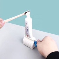 8230720 Nouveaux accessoires de salle de bain : Presse-tube de dentifrice, distributeur de dentifrice, presse-tube de nettoyant facial, support à roulettes