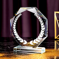 Trophée en cristal personnalisé avec logo gravé et impression UV couleur pour récompenses des employés exceptionnels et commémoration des réunions annuelles