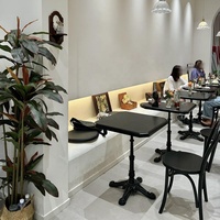 Table et chaises de salle à manger en bois massif de style européen, mobilier de salle à manger noir adapté aux restaurants haut de gamme.