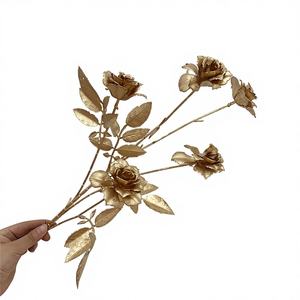 Rose artificielle lisse faite à la main en soie, 5 têtes, feuille dorée, imperméable, pour Noël, la rentrée scolaire, le Nouvel An chinois - Product Image 1