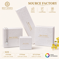 Boîtes cadeaux en papier blanc gaufré personnalisées avec cadre intérieur doré pour l'emballage de bagues, de colliers et de boucles d'oreilles