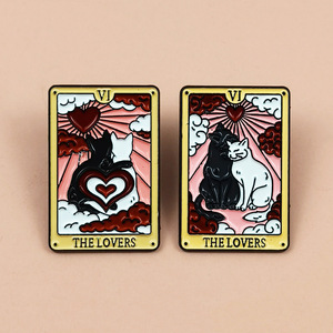 Venta al por mayor Fabricante Diseño Metal Artesanía los amantes Tarot Esmalte Pin Insignia Tarjeta Gatos Pareja Esmalte suave Pin de solapa - Product Image 3