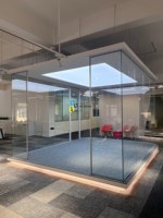 Système de cloison de bureau moderne et écologique en verre trempé pliable pour les espaces commerciaux