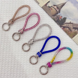 Llavero de cuerda trenzada con diamantes de imitación, llavero metálico brillante con abalorios para bolso de mujer, regalos para fiestas - Product Image 1