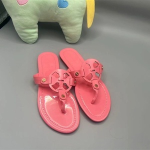 Sandalias de lujo para mujer 2025 con logo entrelazado, de goma rosa brillante, planas, de punta abierta, informales, para playa y piscina, de diseñador - Product Image 4