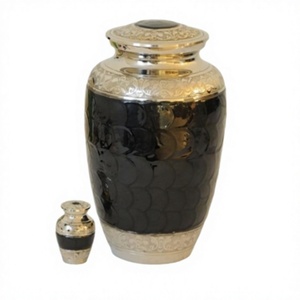 โกศบรรจุอัฐิสำหรับผู้ใหญ่ ทำจากทองเหลืองเคลือบสีดำ ลายดอกไม้สลัก - Product Image 1