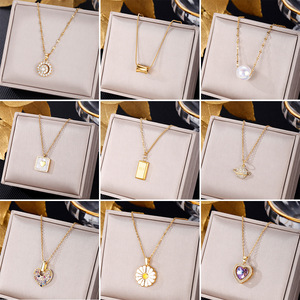 Collier ras du cou tendance pour femme en acier inoxydable plaqué or 18 carats avec pendentif cœur en perles et zircon, style émeraude, vente en gros - Product Image 4