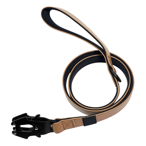 Laisse tactique pour chien Tan en cuir PU avec poignée rembourrée, clip grenouille en métal, anneau en D pour l'entraînement en extérieur, personnalisation disponible - Product Image 1