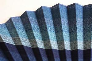 Éventail portatif en bambou japonais traditionnel, élégant, écologique, teinté en bleu - Product Image 2