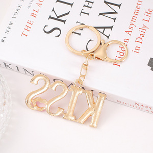 Portachiavi con Lettere KISS in Strass per Donne, Charm per Borse, Anello Portachiavi per Auto, Ciondolo Regalo - Product Image 4