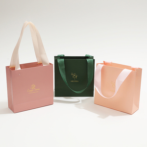 Sac en papier d'emballage de luxe pour bijoux, cosmétiques, vêtements, avec poignée en ruban et logo personnalisé - Product Image 1