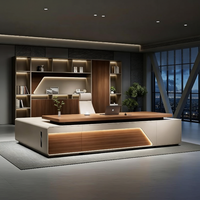 Bureau de direction haut de gamme en placage de bois, design biseauté, panneau latéral avec éclairage LED, bureau en forme de L pour cadre dirigeant