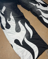 Pantalon de survêtement ample personnalisé en molleton de coton avec appliqués brodés, effet délavé soleil, usé et déchiré, coupe évasée pour homme