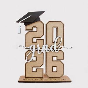 Letrero de Mesa Personalizado para Graduación, Regalo para Graduados de la Clase de 2026 - Product Image 1