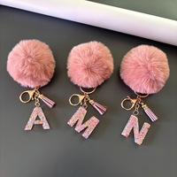 Porte-clés KC346 avec pompon moelleux et initiale, porte-clés alphabet en résine scintillante avec pompon pour femme, breloque de sac