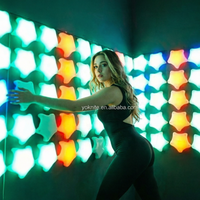 Mur d'escalade interactif en plastique pour salle de jeux intérieure avec poignées LED, capacité supérieure à 500 kg
