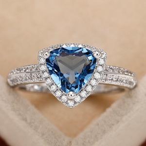 Anello Nuziale a Triangolo Massiccio per Donne, Gioiello da Dito Elegante e di Lusso - Product Image 3