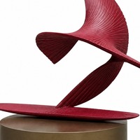 Sculpture abstraite en résine avec ruban rouge, sphère dorée et ailes côtelées, durable, pour commande en gros, pour projets hôteliers et usage commercial