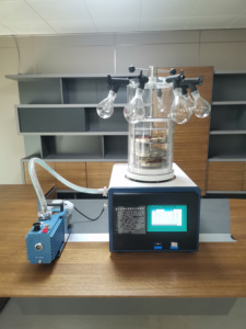 Lyophilisateur de laboratoire <span class=keywords><strong>sous</strong></span> <span class=keywords><strong>vide</strong></span> de type glande à pression supérieure, petit modèle de 0,08 mètre carré, pour la science biologique - Product Image 2