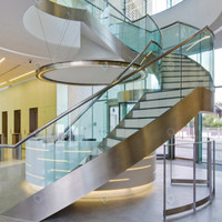 Escalier flottant cantilever avec support dissimulé pour intérieur, idéal pour les petites maisons