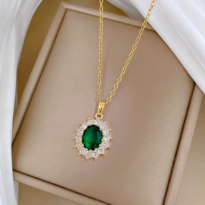 Collana con Ciondolo in Pietra Verde Ovale, Elegante Collana da Donna con Accenti Scintillanti - Product Image 2