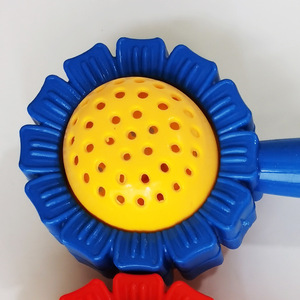 Venta al por mayor de sonajeros de flores de plástico coloridos, campanas de mano para niños, instrumentos musicales de juguete, juguetes sonajeros que traen alegría para bebés. - Product Image 4