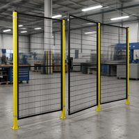 Système de clôture de sécurité modulaire pour robots en gros, avec portillon d'accès articulé, boîtier de verrouillage interverrouillable et cloison en treillis métallique thermolaqué