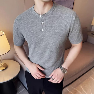 เสื้อโปโลแขนสั้นคอเฮนลีย์สำหรับผู้ชาย สีพื้น คอวี แฟชั่นสไตล์คนเมือง - Product Image 3