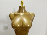 Mannequin de présentation femme en plastique, taille S, pour robes, avec hanches et buste, demi-corps, sur support doré