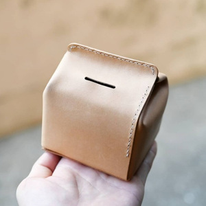 Tirelire créative en cuir PU personnalisable, tirelire minimaliste à monnayeur unidirectionnel, tirelire en forme de biberon. - Product Image 2
