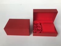 Boîte cadeau de luxe pour la Saint-Valentin pour bijoux, boîte en carton pour montre et bracelet avec des roses à l'intérieur
