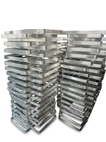 Fabrication sur mesure de cadres métalliques en acier inoxydable et aluminium, découpe laser de précision, soudage, polissage de surface, mobilier industriel