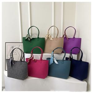 حقيبة نسائية كبيرة السعة موديل 2025 بتصميم جديد ورائج قابلة للتخصيص، حقيبة تخزين كبيرة من اللباد مع وشاح وشعار - Product Image 3