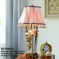 Lampe de table en céramique de style français, relief en laiton, ornée, luxe, lampe de bureau de palais, abat-jour perlé pour suite royale