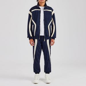 Chaqueta Ligera de Nailon con Logotipo Personalizado, Cuello Alto, Paneles en Contraste, Parche de PU, Puños con Cierre, Pantalones Deportivos Holgados con Cierre Elástico - Product Image 2