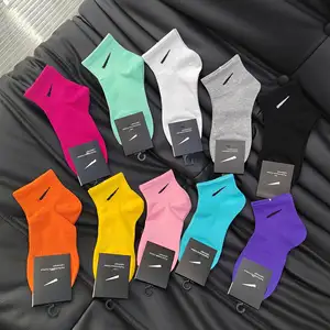 Chaussettes de sport en coton de créateur avec logo personnalisé pour hommes Chaussettes unisexes antidérapantes avec prise en main personnalisée