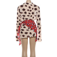 Robe moulante tendance à pois pour femme 2026, mini-robe ajustée à col revers et manches longues évasées, idéale pour les sorties décontractées, les rendez-vous galants et les soirées en club