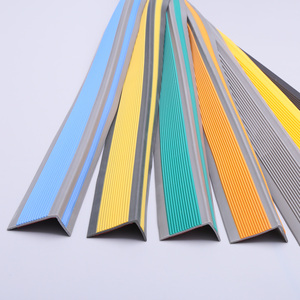 Bande PVC plate antidérapante moderne, écologique et durable pour les bords d'<span class=keywords><strong>escalier</strong></span>, <span class=keywords><strong>bandes</strong></span> de sécurité <span class=keywords><strong>antidérapantes</strong></span>, imperméables, classe B1, résistantes au feu - Product Image 4