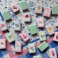 Juego de Mahjong Americano Vintage Estilo Pastoral, Fichas Rosa Pastel y Menta, Puntos Perfumados, Diseños de Pájaros, Plantas y Bambú, Personajes Florales, Joker de Frutas