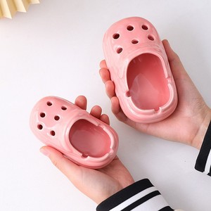 Vente en gros nouvel arrivage de cendriers en céramique modernes créatifs en forme de chaussures <span class=keywords><strong>Crocs</strong></span> boîte de couleurs personnalisées emballage cendrier portable - Product Image 1