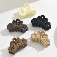 Vente en gros de pinces à cheveux mates simples à trois fleurs pour queues de cheval, pinces requin pour chignons et pinces bandeaux pour chignons.