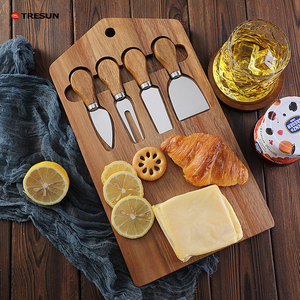 Planche à fromage en bois d'acacia de forme carrée personnalisée pour la cuisine, vente en gros, avec 4 couteaux - Product Image 3
