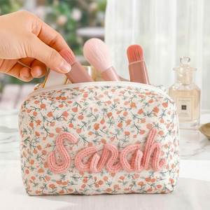 Pochette cosmétique personnalisée en coton classique au crochet avec nom, trousse de toilette matelassée à monogramme floral, organiseur de maquillage - Product Image 5