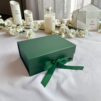 Boîte cadeau en carton rigide magnétique avec logo personnalisé, laminage mat, gaufrage, doublure en éponge, fermeture à ruban