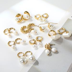 Joyería de Moda al por Mayor, Aros de Acero Inoxidable Chapados en Oro de 18k, Pendientes de Perlas para Mujer, Pendientes Largos con Perlas - Product Image 2